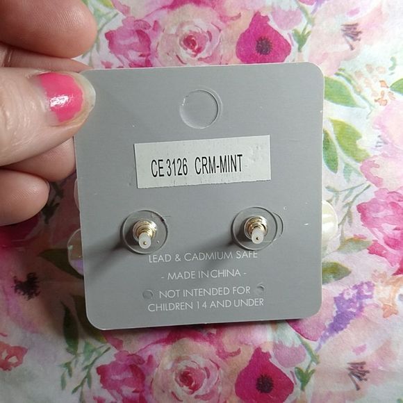 Beautiful Retro Floral Shell Like Earrings - Picture 6 of 9